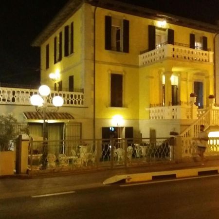 Hotel Villa Laura Rimini Exterior photo